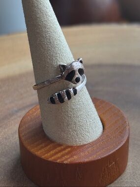 Raccoon Wrap Silver 925 Ring with Black Accent